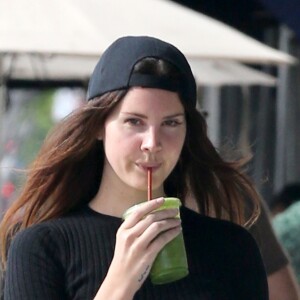 Lana Del Rey fait du shopping à Hollywood le 26 avril 2017.