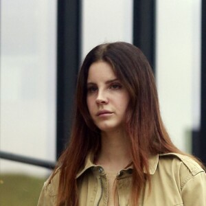 Exclusif - Lana Del Rey fait du shopping dans le quartier de Melrose à Los Angeles le 6 février 2017