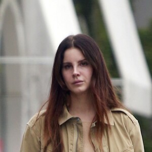 Exclusif - Lana Del Rey fait du shopping dans le quartier de Melrose à Los Angeles le 6 février 2017