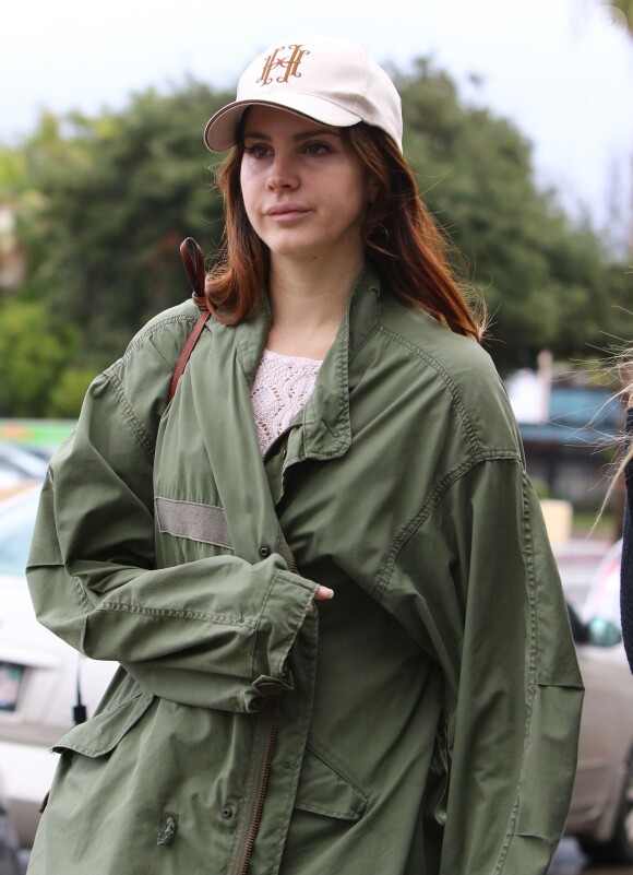 Lana Del Rey se promène avec une amie dans les rues de Sherman Oaks. Le 23 janvier 2017.