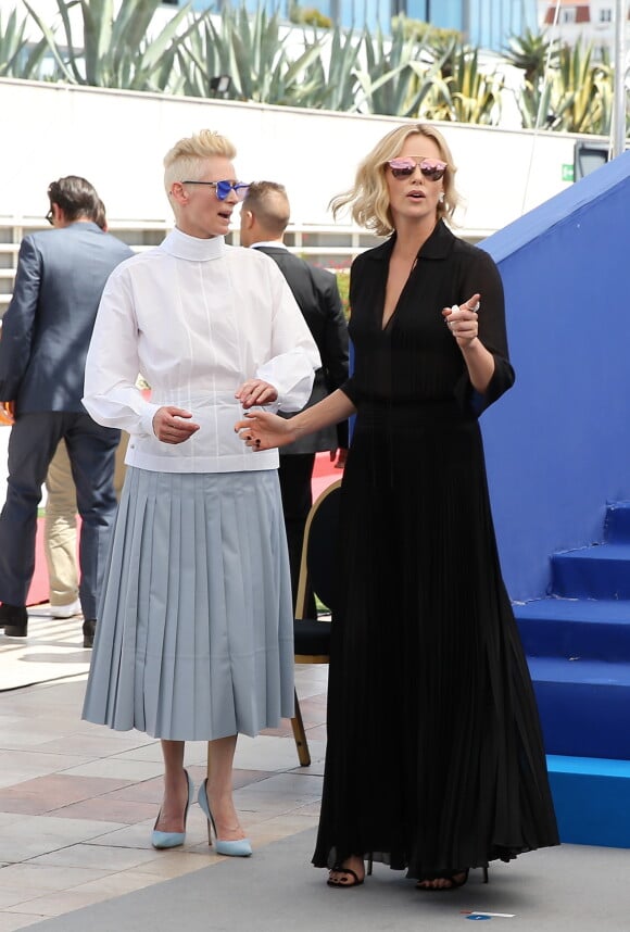 Charlize Theron et Tilda Swinton au photocall anniversaire du 70e Festival International du Film de Cannes, France, le 23 mai 2017. © Borde-Jacovides-Moreau/Bestimage