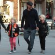 Naomi Watts et son ex-compagnon Liev Schreiber en balade avec leurs enfants Alexander et Samuel à New York le 24 mars 2016.