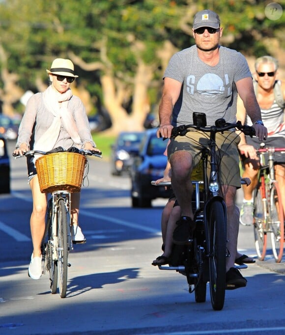 Naomi Watts et Liev Schreiber se promènent à vélo avec leurs enfants Alexander et Samuel à Santa Monica, le 24 janvier 2015
