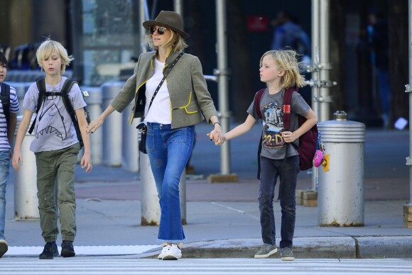 Naomi Watts va chercher ses enfants Sasha et Alexander à l'école à New York, le 2 mai 2017.