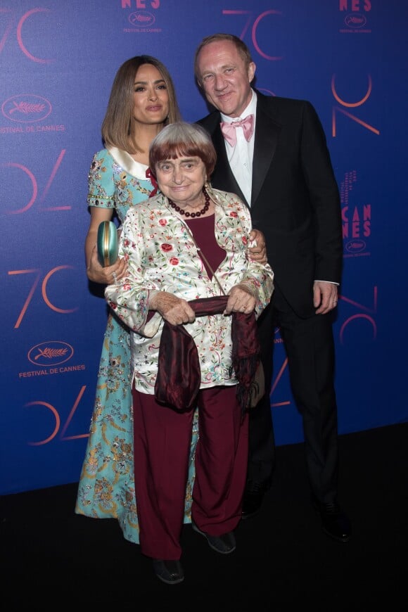 Agnès Varda, Salma Hayek et son mari François-Henri Pinault - Photocall du dîner des 70 ans du Festival International du Film de Cannes. Le 23 mai 2017. © Borde-Jacovides-Moreau / Bestimage