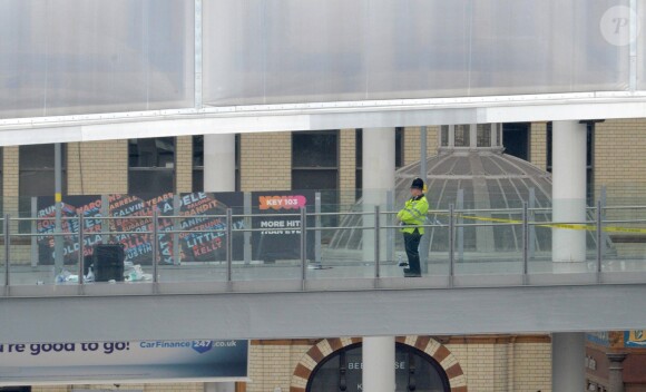 La police et les secours à la Manchester Arena après l'attentat-suicide à la bombe, le 22 mai 2017.