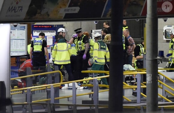 La police et les secours à la Manchester Arena après l'attentat-suicide à la bombe, le 22 mai 2017.