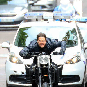 Tom Cruise tourne une scène de poursuite en moto à Paris le 8 mai 2017 pour le film Mission Impossible 6.