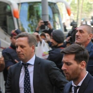 Lionel Messi arrivant au tribunal (ainsi que son père Jorge) pour leur procès pour fraude fiscale à Barcelone, le 2 juin 2016.