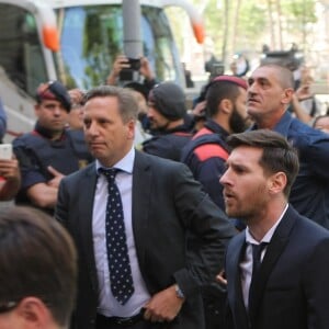Lionel Messi arrivant au tribunal (ainsi que son père Jorge) pour leur procès pour fraude fiscale à Barcelone, le 2 juin 2016.