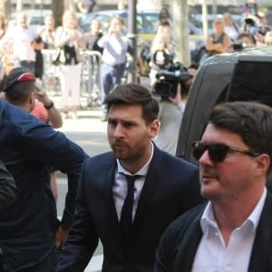 Lionel Messi arrivant au tribunal (ainsi que son père Jorge) pour leur procès pour fraude fiscale à Barcelone, le 2 juin 2016.