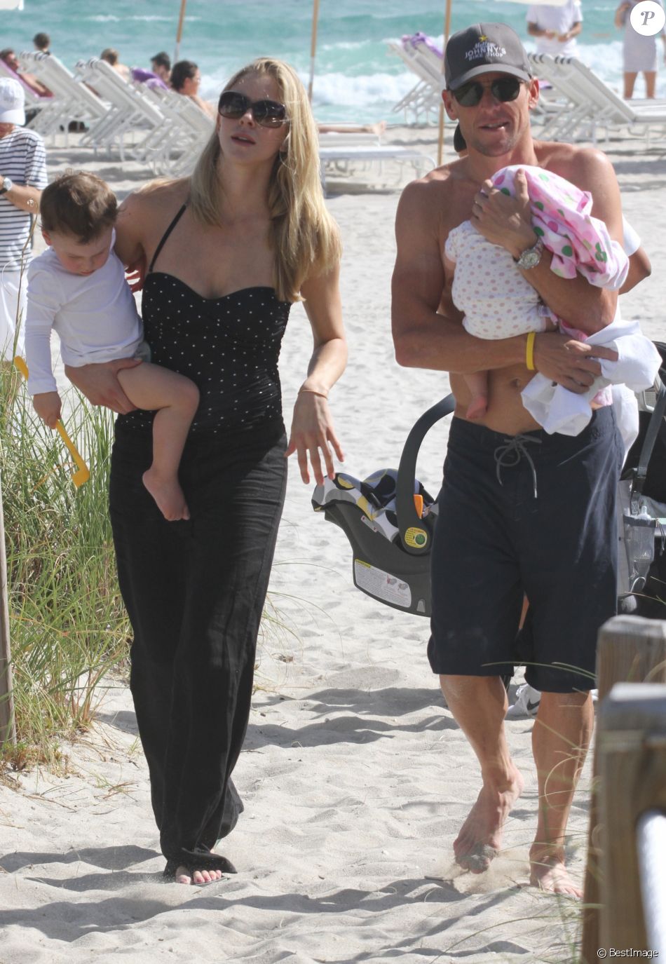 Lance Armstrong à Miami avec Anna Hansen et leurs enfants Maxwell Edward et Olivia en 2010.