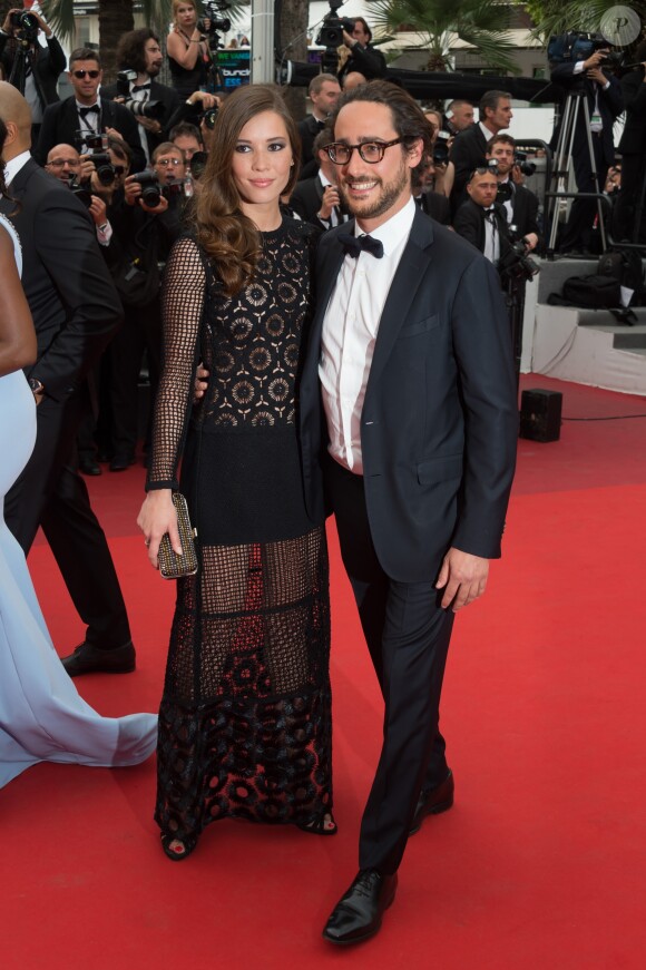 Emilie Broussouloux et Thomas Hollande montent les marches lors de la projection du film 'L'Amant Double' au Palais Des Festivals à Cannes, le 26 mai 2017