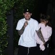 Exclusif - Ariana Grande et le rappeur Mac Miller roucoulent d'amour lors d’une sortie en couple à Los Angeles. Ariana porte une attelle à la cheville gauche et des claquettes en fourrure rose. Le 1er septembre 2016