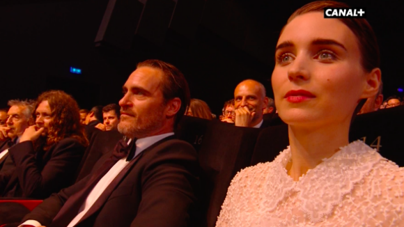 Joaquin Phoenix, lauréat étonné à Cannes, applaudi par sa chérie Rooney Mara
