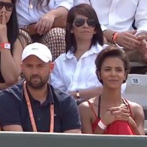 Shy'm dans les tribunes du court Suzanne Lenglen, à Roland Garros, pour assister au match de Benoît Paire contre Rafael Nadal, le 29 mai 2017.