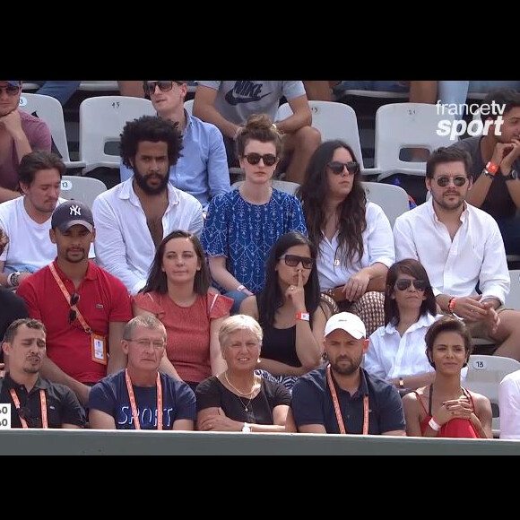 Shy'm dans les tribunes du court Suzanne Lenglen, à Roland Garros, pour assister au match de Benoît Paire contre Rafael Nadal, le 29 mai 2017.