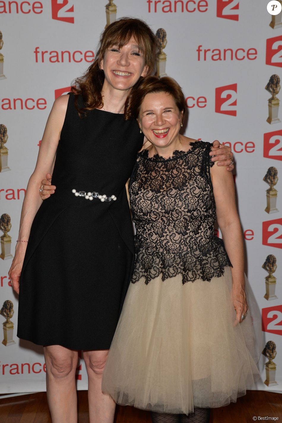 Virginie Lemoine Et Son Nouveau Compagnon Virginie Lemoine et Sophie Forte - 29ème cérémonie des Molières 2017 aux  Folies Bergère à Paris le 29 mai 2017. © Coadic Guirec/Bestimage -  Purepeople