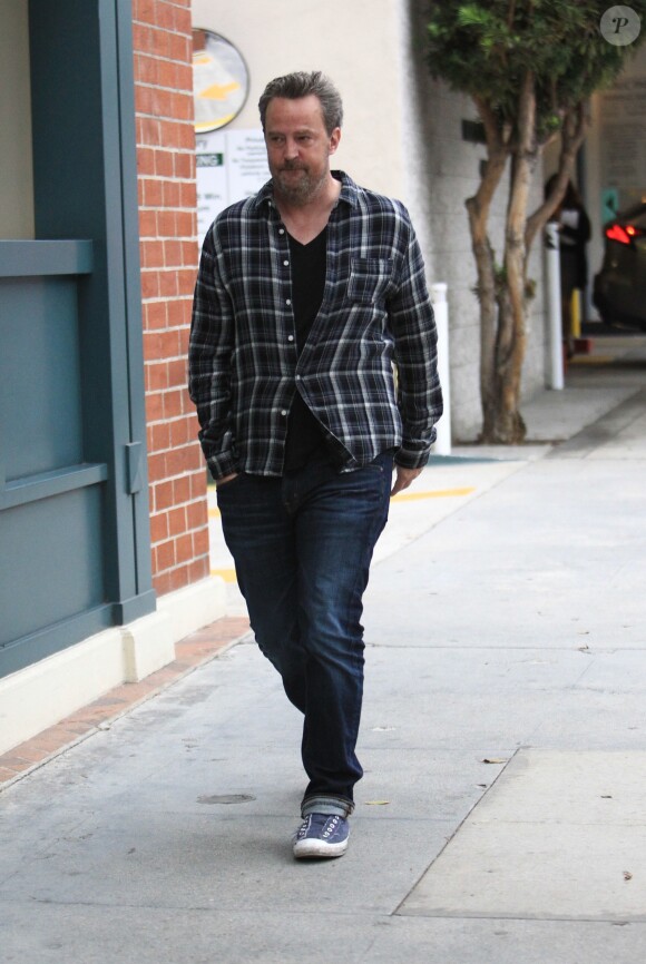 Matthew Perry avec une inconnue à la sortie d'un centre médical à Beverly Hills, le 27 octobre 2016