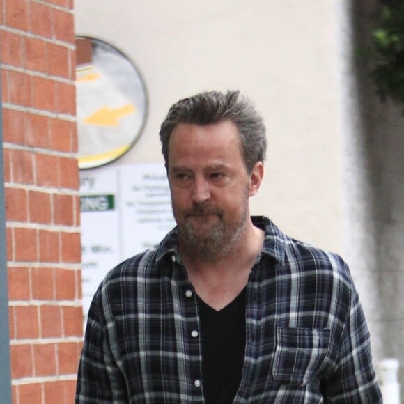 Matthew Perry avec une inconnue à la sortie d'un centre médical à Beverly Hills, le 27 octobre 2016