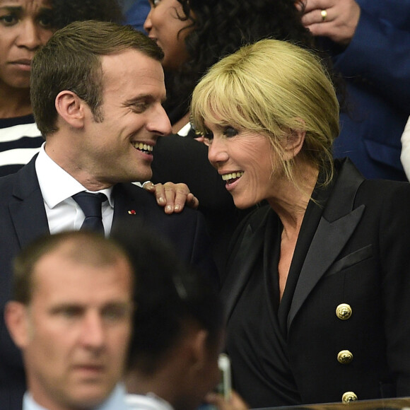 Le président Emmanuel Macron et Brigitte Macron (Trogneux) (veste Balmain, top Carolina Ritzler, jeans Maje, chaussures Louboutin) lors de la Finale de la coupe de France de football entre le PSG et Angers ( Victoire du PSG 1-0) au Stade de France, saint-Denis le 27 mai 2017