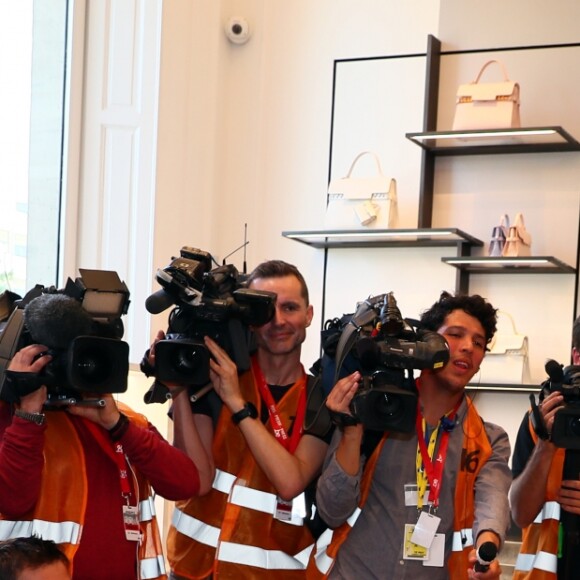 La première dame la femme du président français Brigitte Macron (Trogneux) (habillée en Vuitton, chaussures Carel) à Bruxelles, Belgique, le 25 mai 2017. Delvaux se présente comme "la plus ancienne maison de maroquinerie de luxe du monde, fondée en 1829 à Bruxelles". © Sébastien Valiela/Bestimage