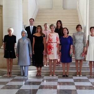 Photo de famille des conjoints des chefs d'Etat et de gouvernement sur les marches de l'escalier aux lions du Château Royal de Laeken: (de gauche à droite) Brigitte Macron (Trogneux) (habillée en Vuitton, chaussures Carel) (France), Emine Gulbaran Erdogan, (Turquie), Melania Trump (Etats-Unis), la reine Mathilde de Belgique, Ingrid Schulerud (OTAN), Desislava Radeva (Bulgarie), Amelie Derbaudrenghien (Belgique), Gauthier Destenay (Luxembourg), Madame Stropnik (Slovénie), Madame Baldvinsdottir (Islande), à Bruxelles, Belgique, le 25 mai 2017. © Sébastien Valiela/Bestimage