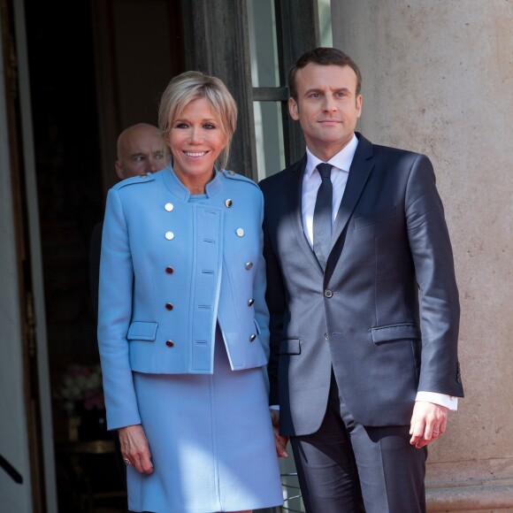 Emmanuel Macron (costume "Jonas & Cie" (rue d'Aboukir à Paris) à 450 Euros) et sa femme Brigitte Macron (Trogneux) (robe bleue lavande, qui lui est prêtée par Louis Vuitton, conçue par N. Ghesquière) au palais de l'Elysée à Paris pour la cérémonie d'investiture d'E. Macron, nouveau président de la République, le 14 mai 2017. © Cyril Moreau/Bestimage