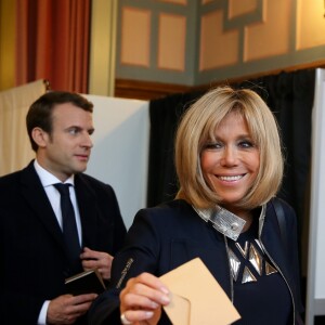 Emmanuel Macron et sa femme Brigitte (Trogneux) sont allés voter à la mairie du Touquet pour le deuxième tour de l'élection présidentielle. Le 7 mai 2017 © Dominique Jacovides - Sébastien Valiela / Bestimage