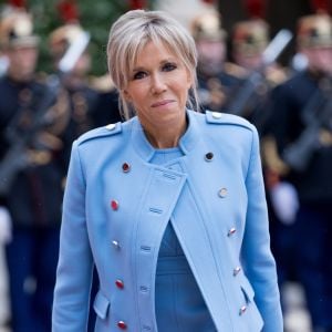 Brigitte Macron (Trogneux) (robe bleue lavande, qui lui est prêtée par Louis Vuitton, conçue par N. Ghesquière) - Passation de pouvoir entre Emmanuel Macron et François Hollande au Palais de l'Elysée à Paris le 14 mai 2017. © Cyril Moreau / Bestimage