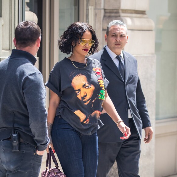 Rihanna se promène à New York, le 24 mai 2017.