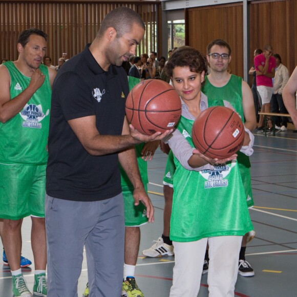 Tony Parker et Najat Vallaud-Belkacem lors du lancement de la 3ème édition du Tony Parker camp sur le campus de La Doua à Villeurbanne, le 21 juillet 2014, en présence de 280 jeunes basketteurs venus du monde entier (France, Italie, Chine, Burkina Faso..) âgés de 11 à 17 ans qui vont bénéficier d'une entraînement d'une semaine.