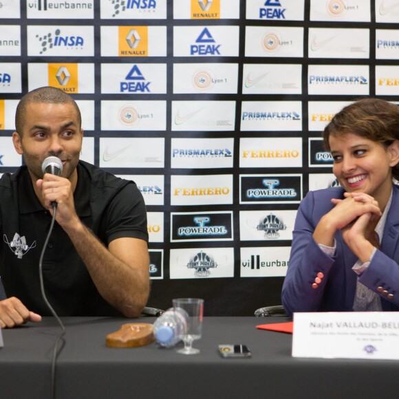 Tony Parker et Najat Vallaud-Belkacem lors du lancement de la 3e édition du Tony Parker camp sur le campus de La Doua à Villeurbanne, le 21 juillet 2014.