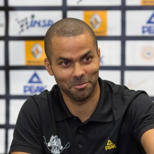 Tony Parker lors du lancement de la 3e édition du Tony Parker camp sur le campus de La Doua à Villeurbanne, le 21 juillet 2014, en présence de 280 jeunes basketteurs venus du monde entier (France, Italie, Chine, Burkina Faso..) âgés de 11 à 17 ans qui vont bénéficier d'une entraînement d'une semaine.