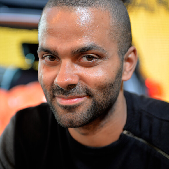 Tony Parker en séance de dédicace à l'Atelier Renault à Paris, France, le 13 septembre 2016. © Veeren/Bestimage French basketball player Tony Parker signing session at the Atelier Renault in Paris, France, on september 13th, 2016. © Veeren/Bestimage