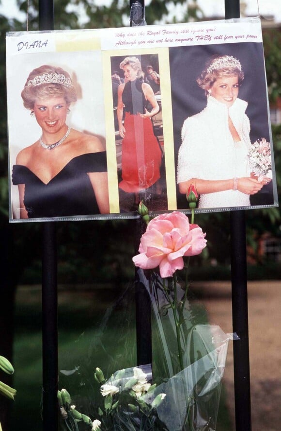 Place Saint James à Londres - 3e anniversaire de la mort de Diana le 31 août 2000.