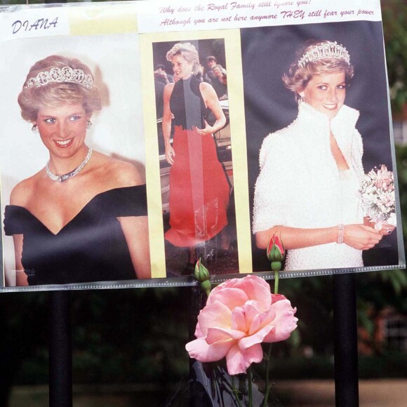 Place Saint James à Londres - 3e anniversaire de la mort de Diana le 31 août 2000.