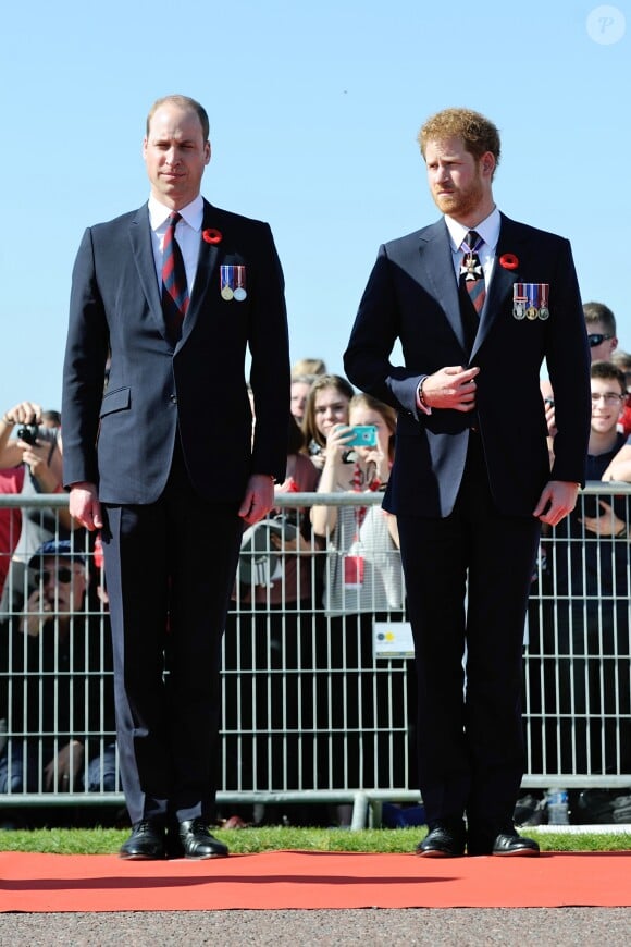 Le prince William, duc de Cambridge, et le Prince Harry lors des commémorations des 100 ans de la bataille de Vimy au Mémorial national du Canada, à Vimy, le 9 avril 2017. © Aurore Marechal/Pool/Bestimage