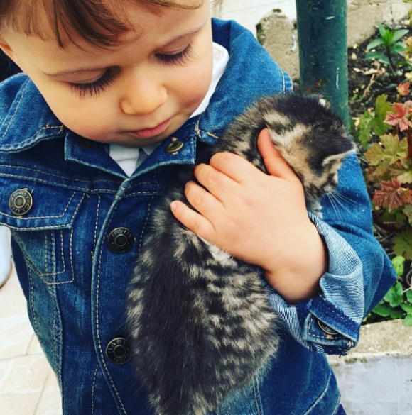Kelly Helard présente son adorable fils Lyam, le 8 mai sur Instagram.