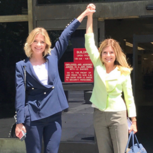 Mischa Barton et son avocate Lisa Bloom à la sortie du tribunal de Los Angeles le 5 juin 2017