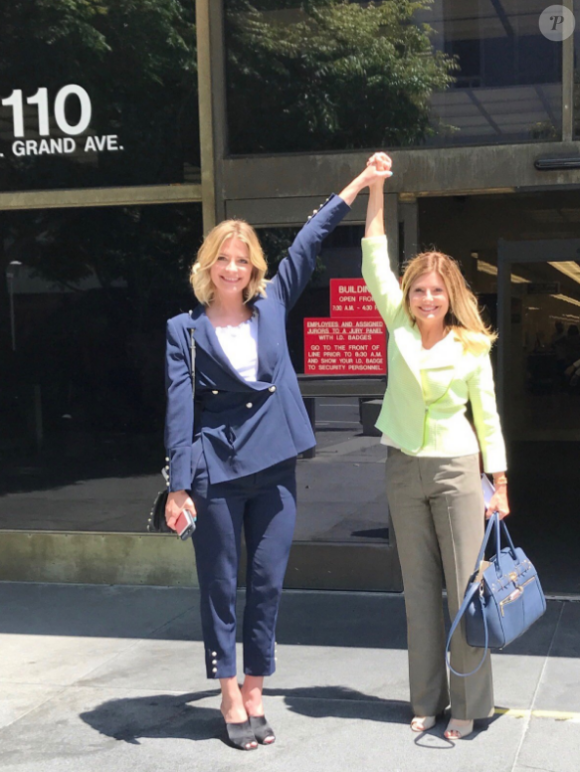 Mischa Barton et son avocate Lisa Bloom à la sortie du tribunal de Los Angeles le 5 juin 2017