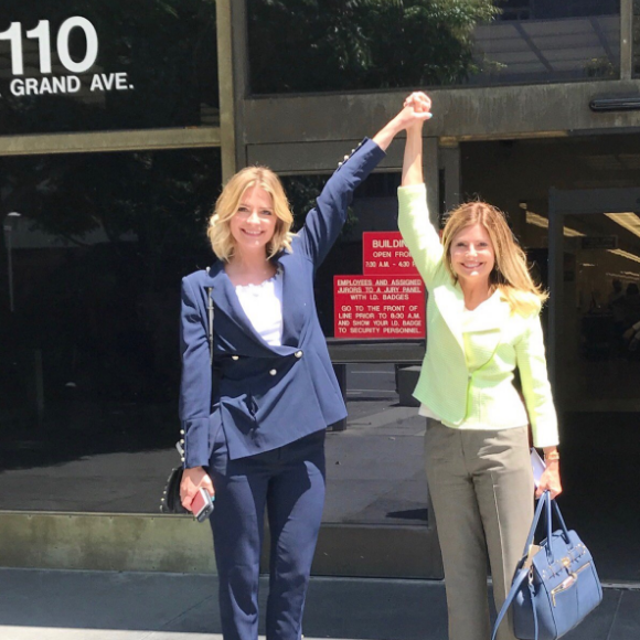 Mischa Barton et son avocate Lisa Bloom à la sortie du tribunal de Los Angeles le 5 juin 2017