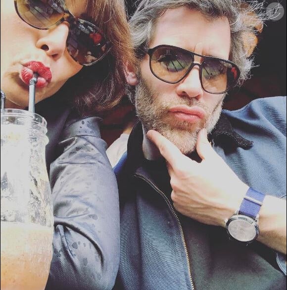 Sonia Rolland pose avec son compagne Jalil Lespert sur Instagram le 8 avril 2017.
