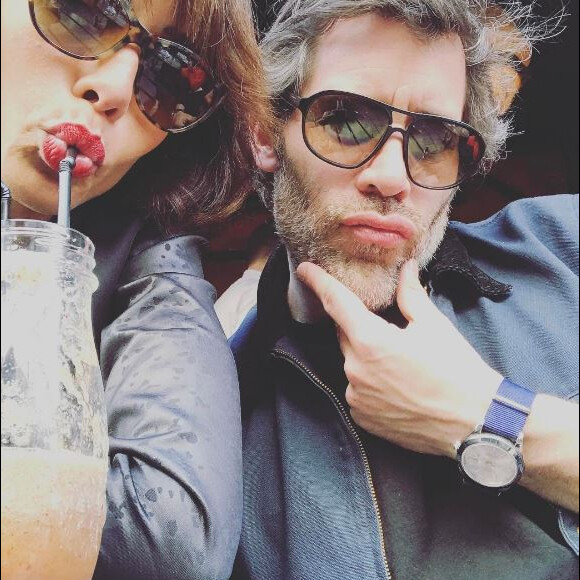 Sonia Rolland pose avec son compagne Jalil Lespert sur Instagram le 8 avril 2017.