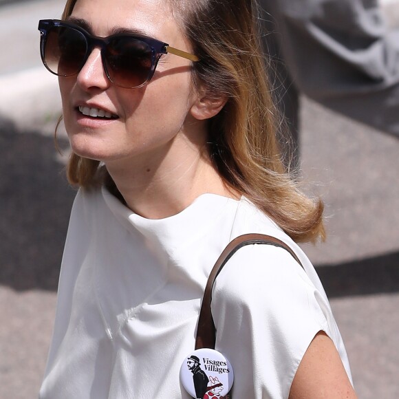 Théma - Julie Gayet porte une broche avec une étoile de ski ESF - Julie Gayet au village lors des internationaux de tennis de Roland Garros Paris le 5 juin 2017. © Cyril Moreau - Dominique Jacovides / Bestimage