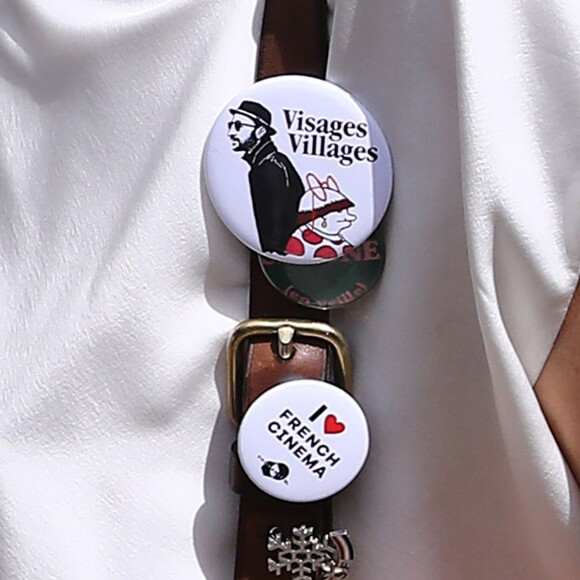 Théma - Julie Gayet porte une broche avec une étoile de ski ESF - Julie Gayet au village lors des internationaux de tennis de Roland Garros; Paris le 5 juin 2017. © Cyril Moreau - Dominique Jacovides / Bestimage