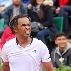 Yannick Noah - Yannick Noah dispute le trophée des légendes devant sa famille lors des internationaux de France de tennis à Roland Garros à Paris le 4 juin 2016. © Moreau - Jacovides / Bestimage