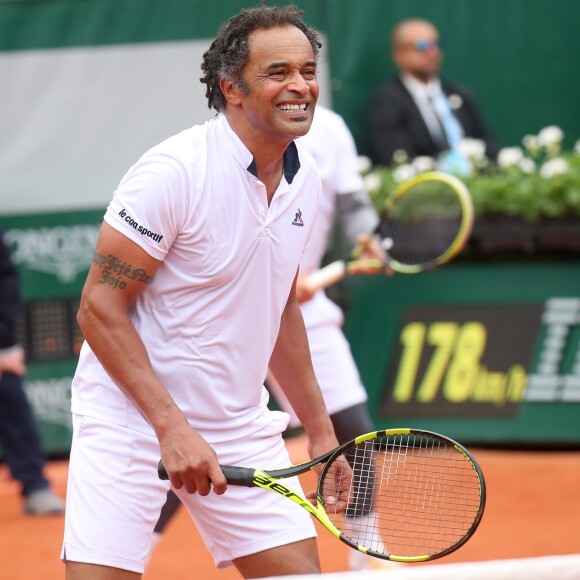 Yannick Noah - Yannick Noah dispute le trophée des légendes devant sa famille lors des internationaux de France de tennis à Roland Garros à Paris le 4 juin 2016. © Moreau - Jacovides / Bestimage