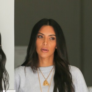 Kim Kardashian, Kourtney Kardashian et Jonathan Cheban attendent Mason Disick (fils de Kourtney et Scott Disick) à la sortie de son cours d'art à Calabasas. Le 6 juin 2017.