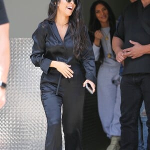 Kim Kardashian, Kourtney Kardashian et Jonathan Cheban attendent Mason Disick (fils de Kourtney et Scott Disick) à la sortie de son cours d'art à Calabasas. Le 6 juin 2017.